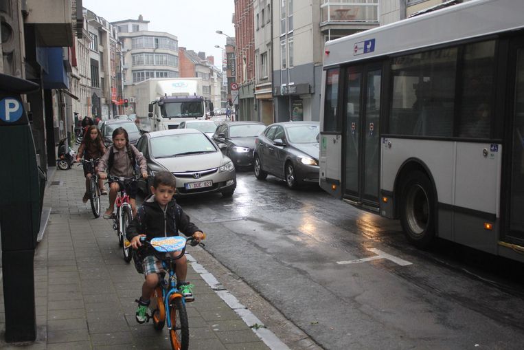 Rutger Lievens Tussen Zeshoek en Esplanadeplein is er geen fietspad en rijden veel jonge fietsertjes op het voetpad.